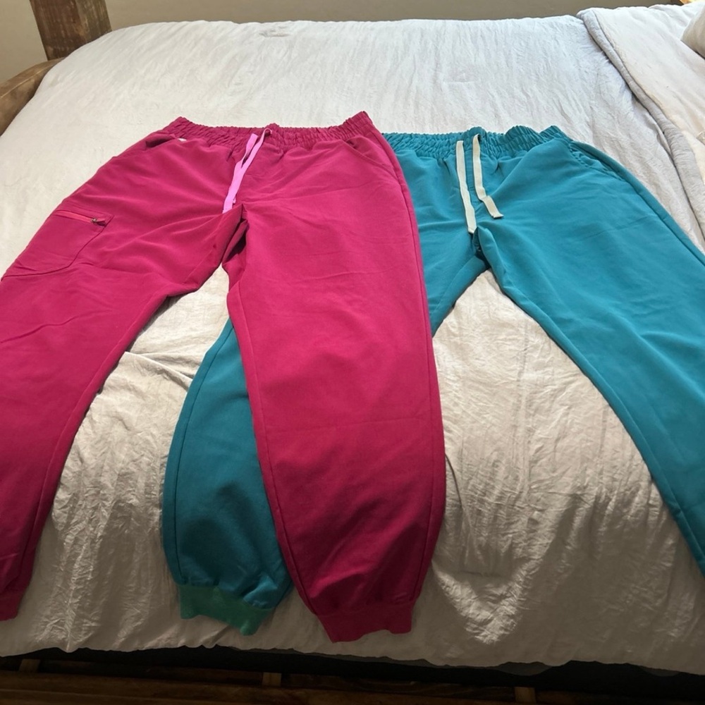 2 pair Figs Zamora high waisted joggers. Size M